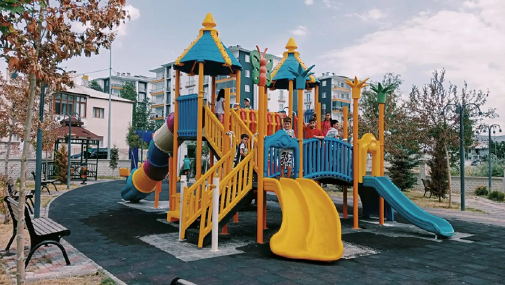 İpekyolu'nda yakılan park onarıldı