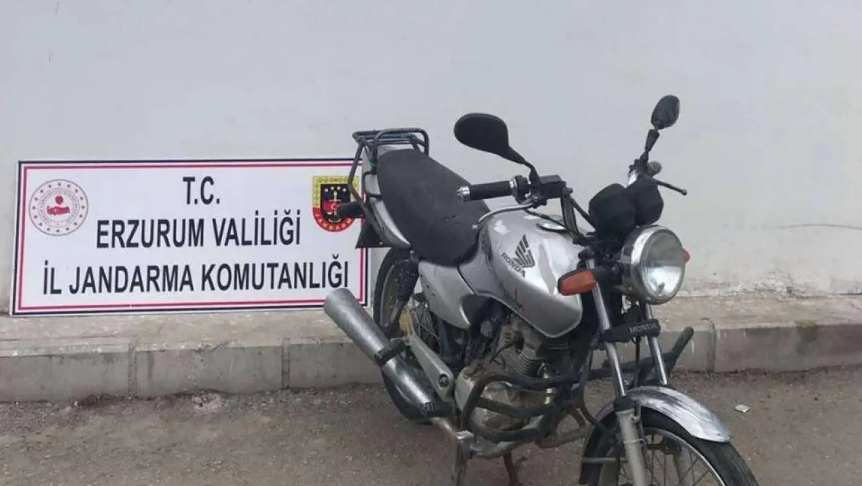 Jandarma motosiklet hırsızlarını yakaladı