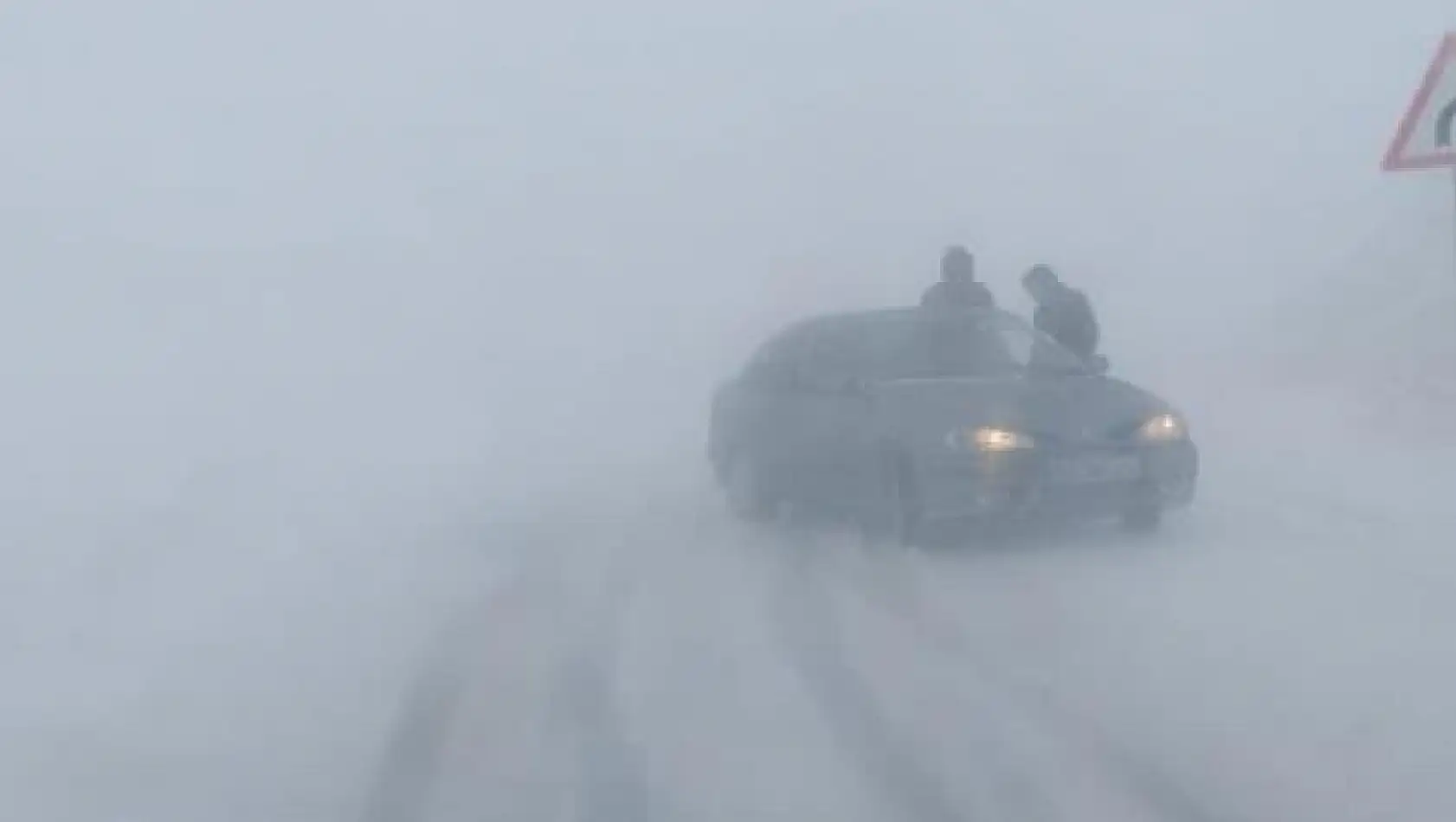 Kar ve tipiden kapanan yollar ulaşıma açıldı