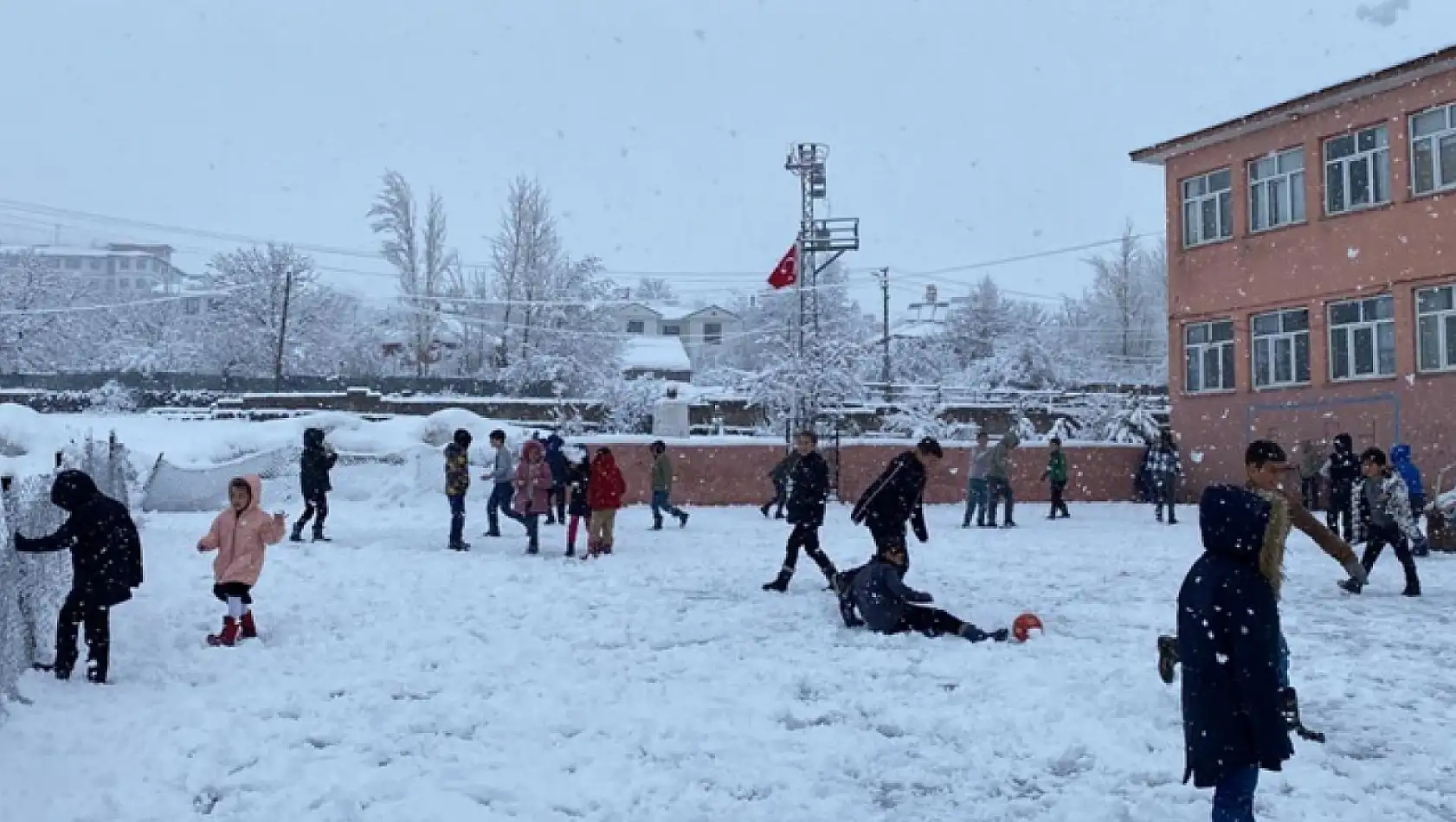 Kar yağışı nedeniyle okullar tatil edildi