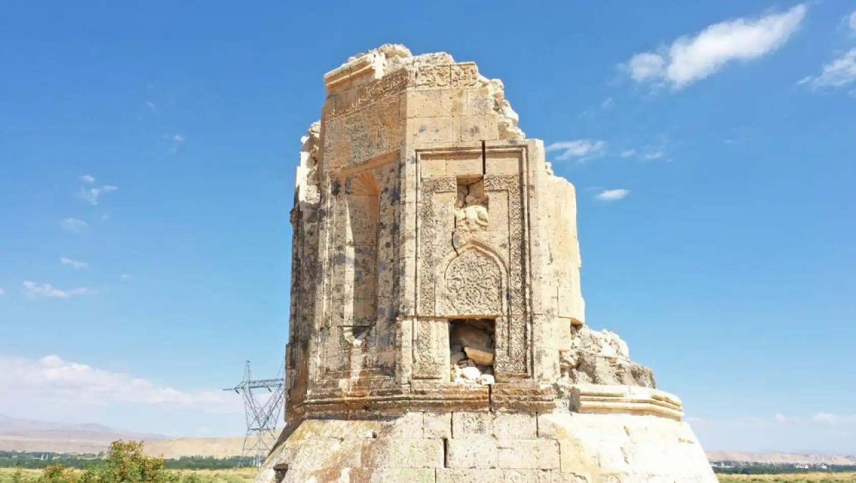 Kara Yusuf Bey Kümbeti onarılmayı bekliyor