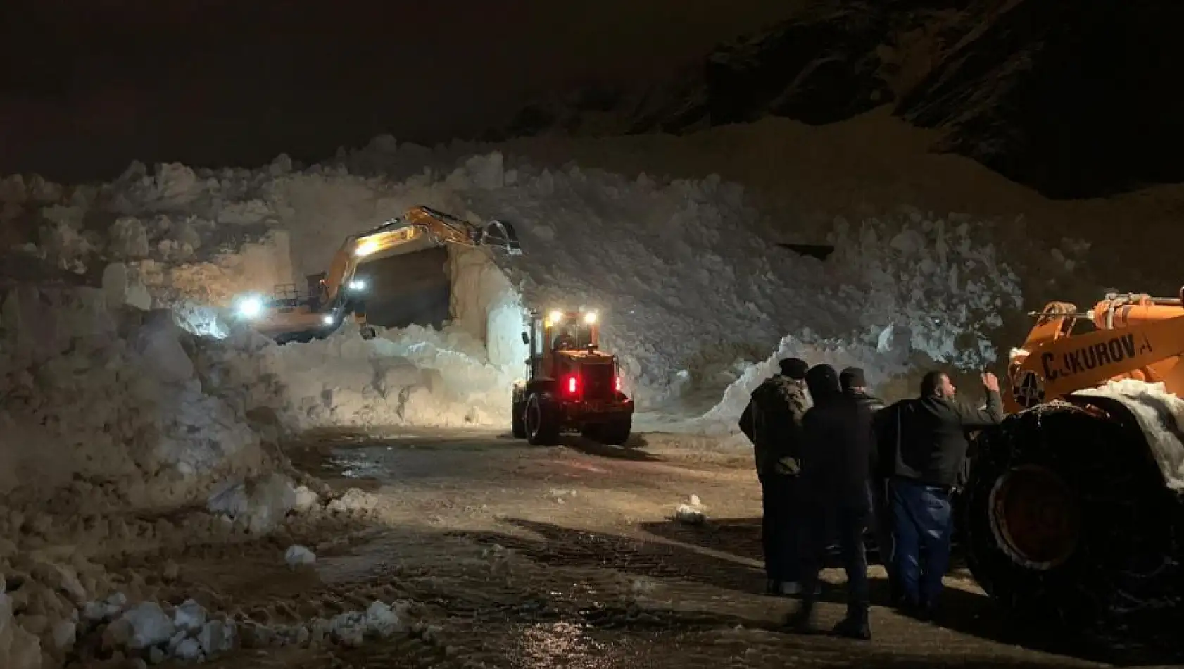 Karayoluna düşen çığlar ekipleri teyakkuza geçirdi