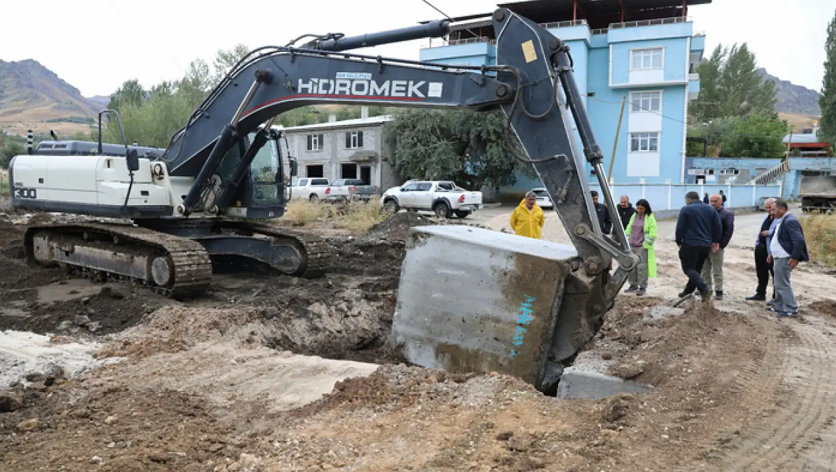 Kavuncu Mahallesi'nde dere ıslahı ve yol çalışmaları