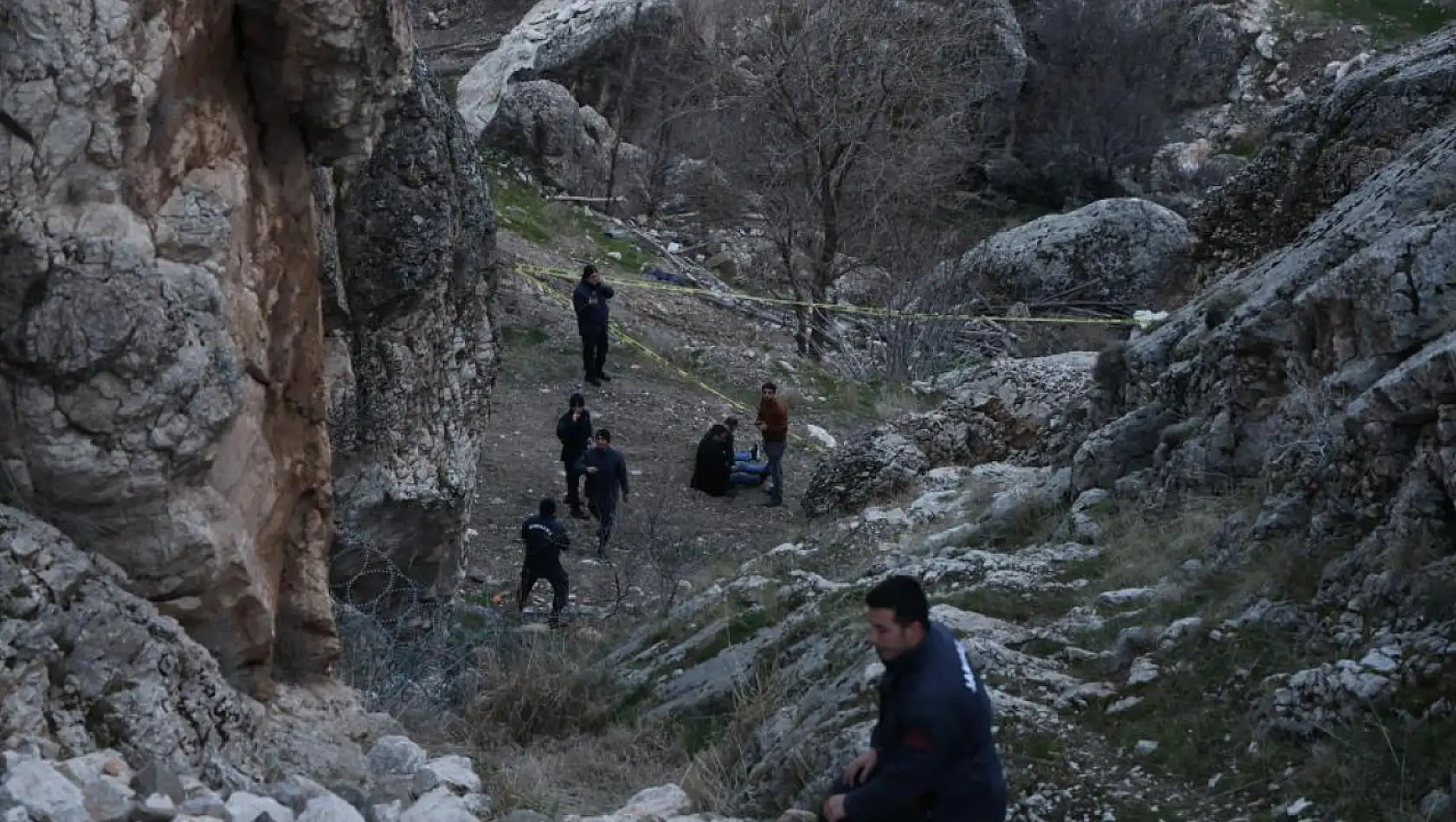 Kayalıklar arasında bir genç ölü olarak bulundu