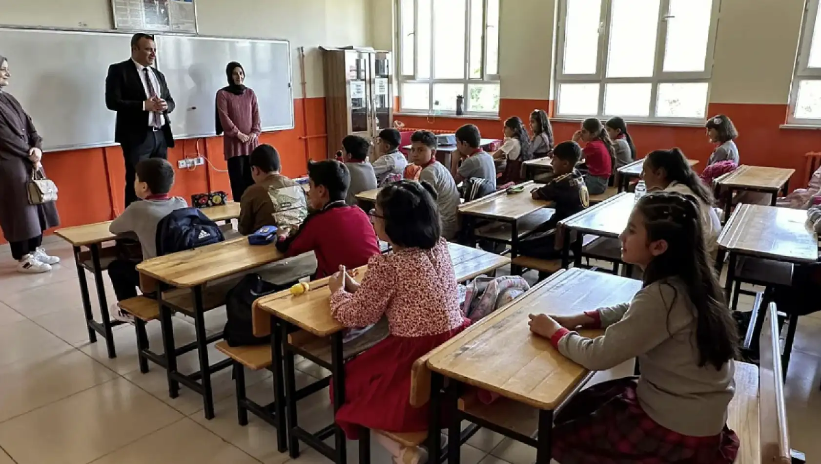 Kaymakam Yıldız öğrencileri ilk ders gününde yalnız bırakmadı