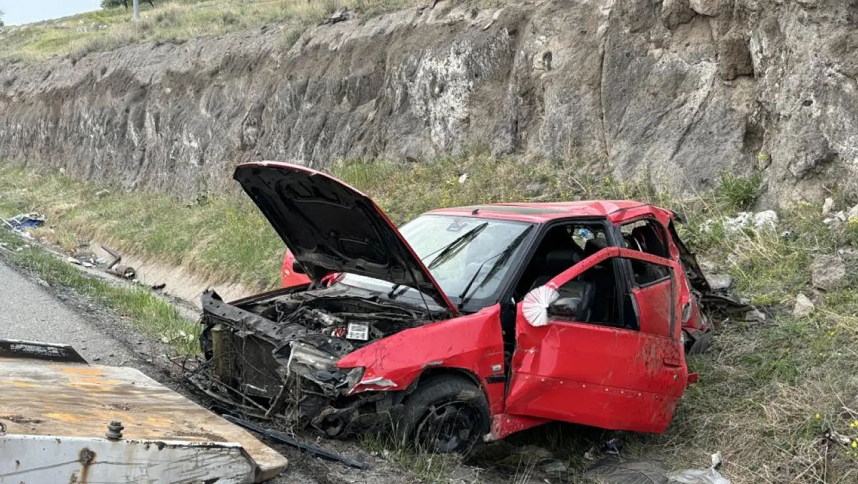 Kazada paramparça olan aracın sürücüsü hayatını kaybetti
