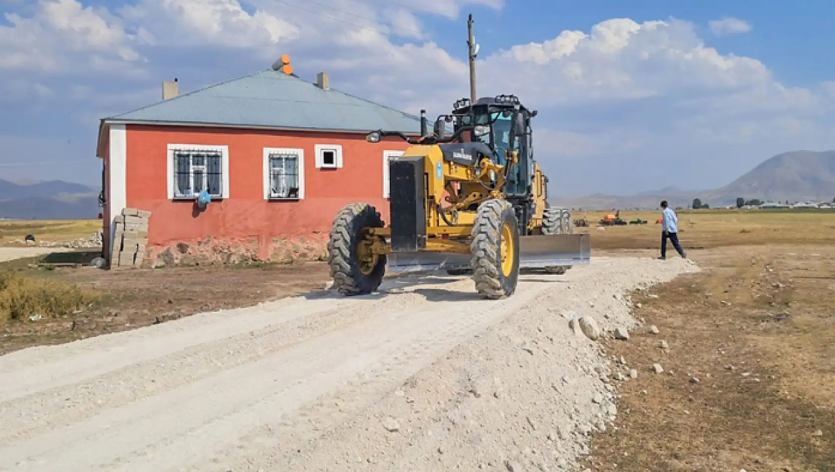 Kırsalda yol çalışmaları sürüyor