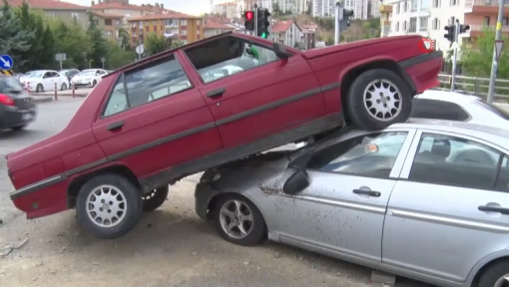 Kontrolden çıkan araç çarptığı otomobilin üstünde asılı kaldı