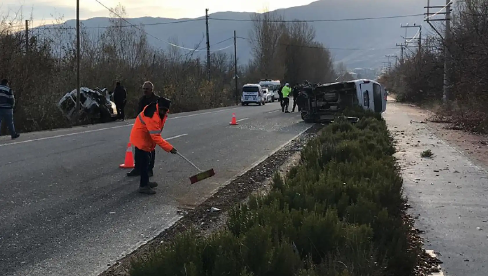 Korkunç kaza! Otomobil ile minibüs çarpıştı