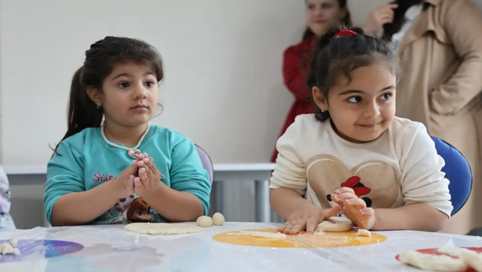 Küçük çocuklar, savaş ve afetlerin olmadığı bir dünyayı resmetti