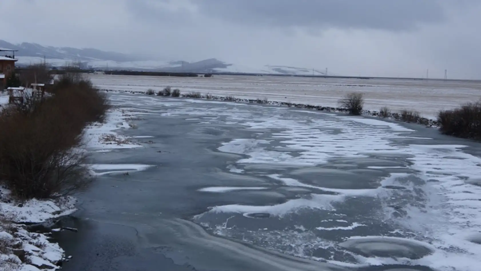 Kura Nehri buz tuttu!