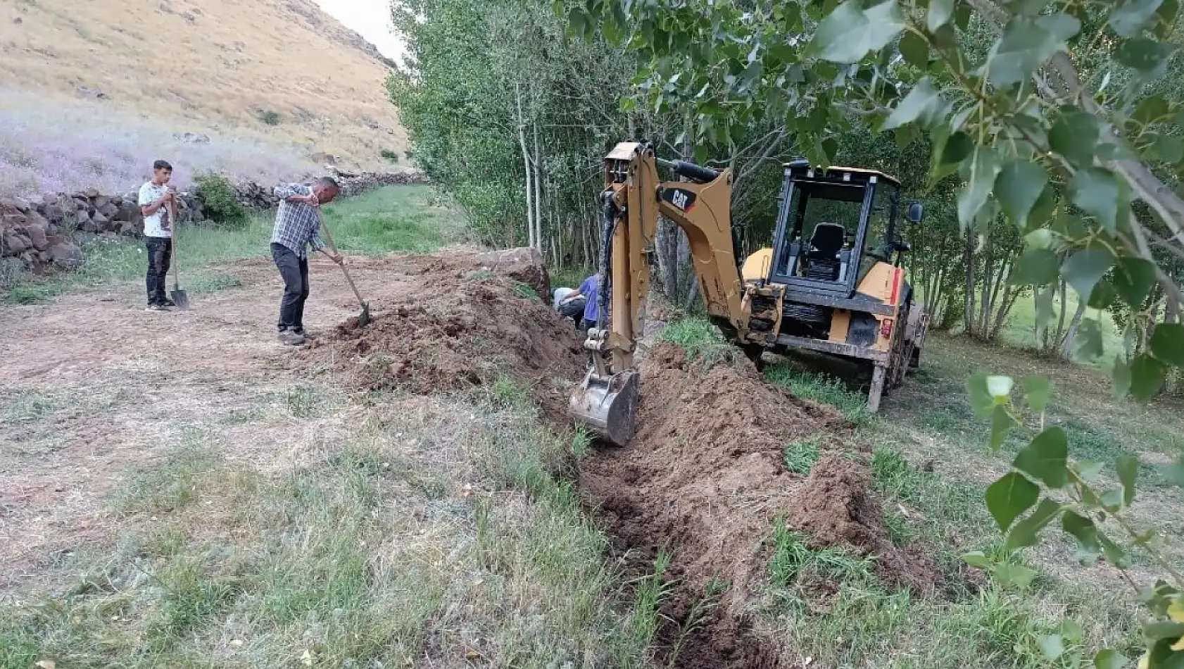 Muradiye Belediyesi yol yapım ve reglaj çalışmalarına devam ediyor