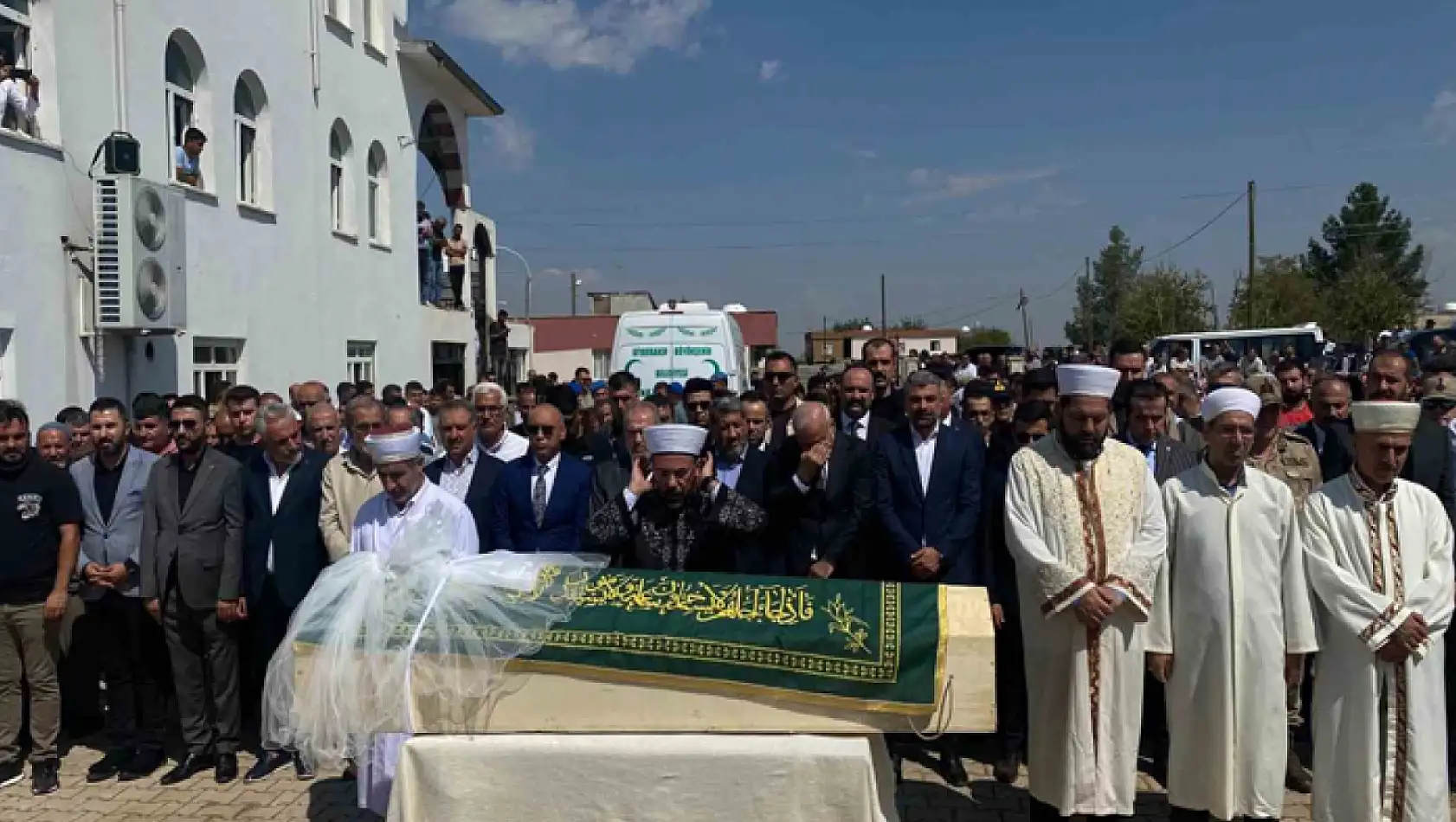 Narin'in tabutuna bırakılan duvak yürekleri dağladı