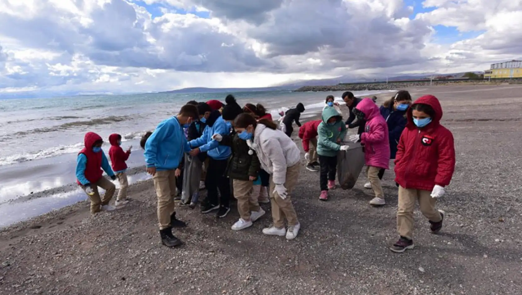 Öğrenciler Van Gölü sahilinde çöp topladı