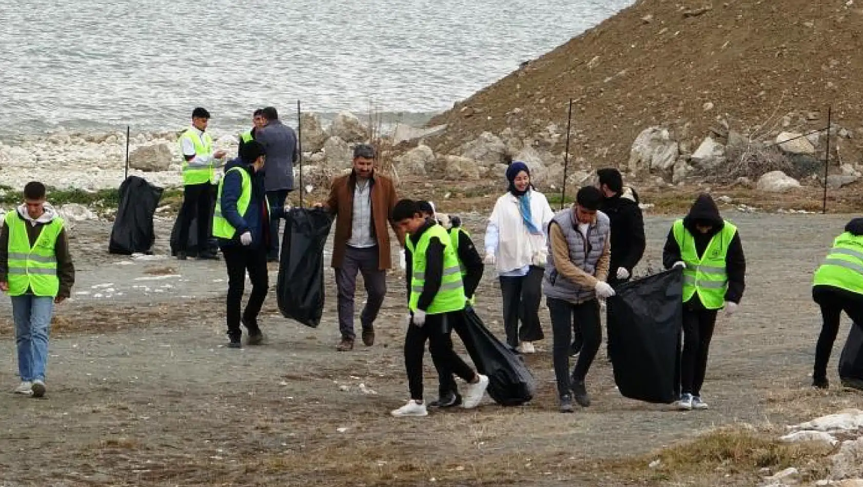 Öğrenciler Van Gölü sahilini temizledi