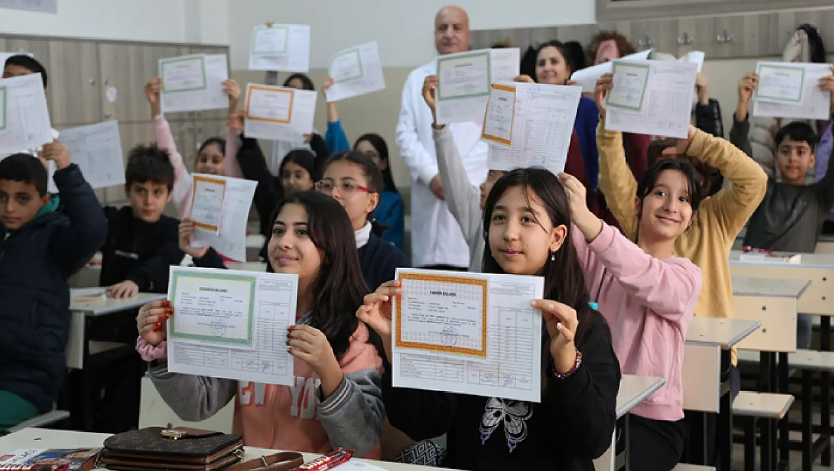 Okullarda son ders zili yarın çalacak