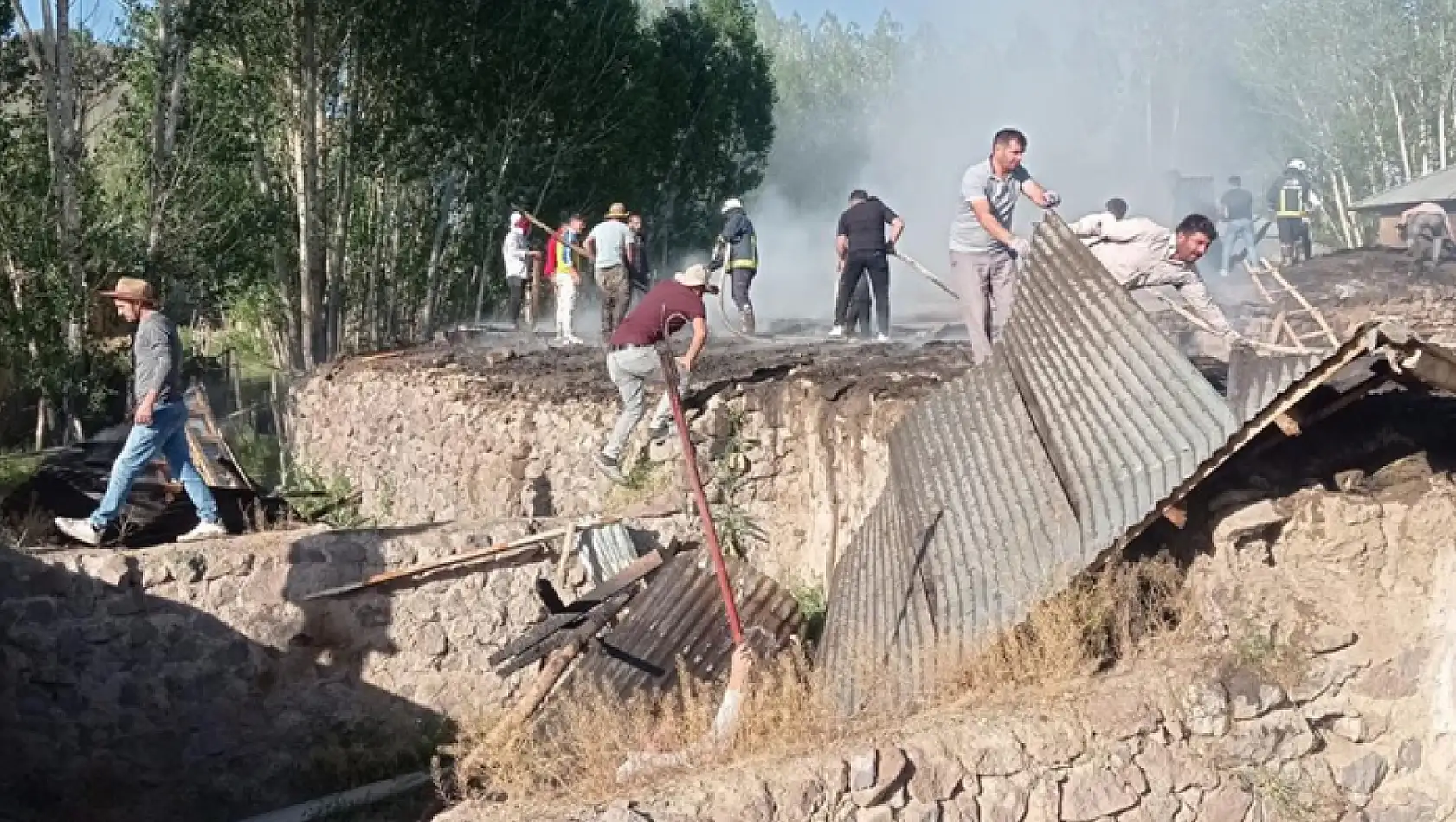 Özalp'ta ahır, tandır evi ve odunluk yangını