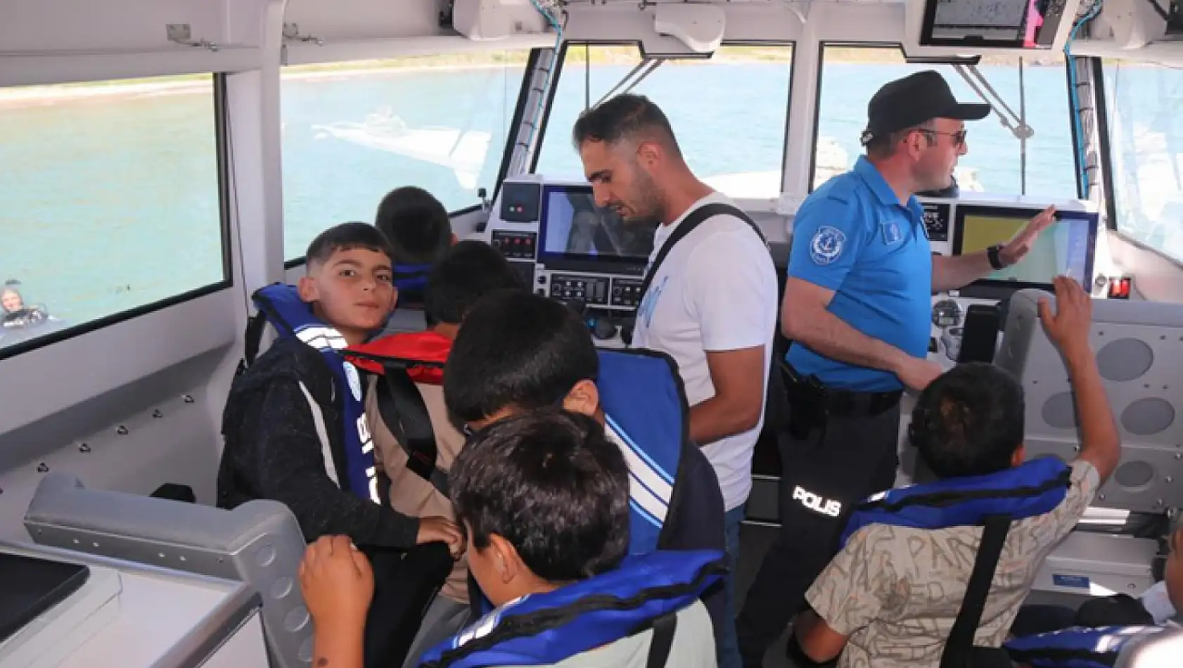 Özel öğrenciler polis botuyla Van Gölü'nü gezdi