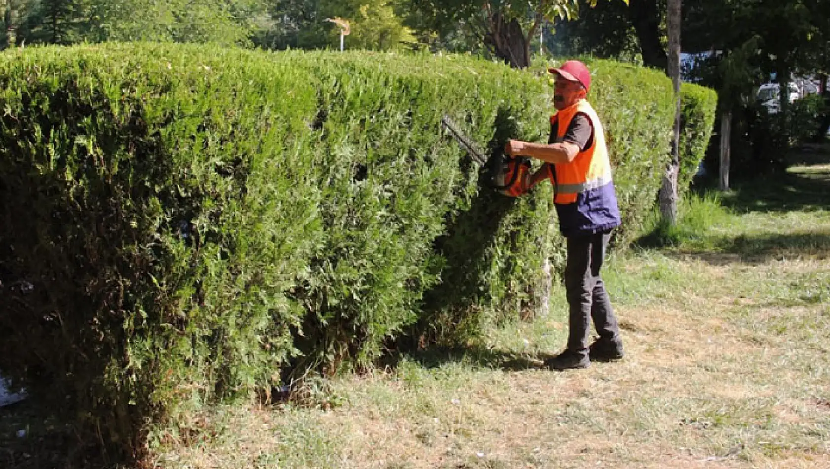 Park ve bahçelerdeki bakım onarım çalışmaları sürüyor