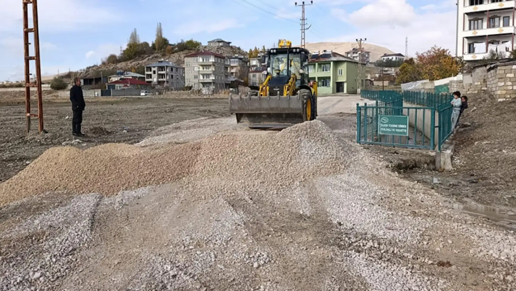 Patlayan su borusunun tahrip ettiği mahalle yolu onarıldı