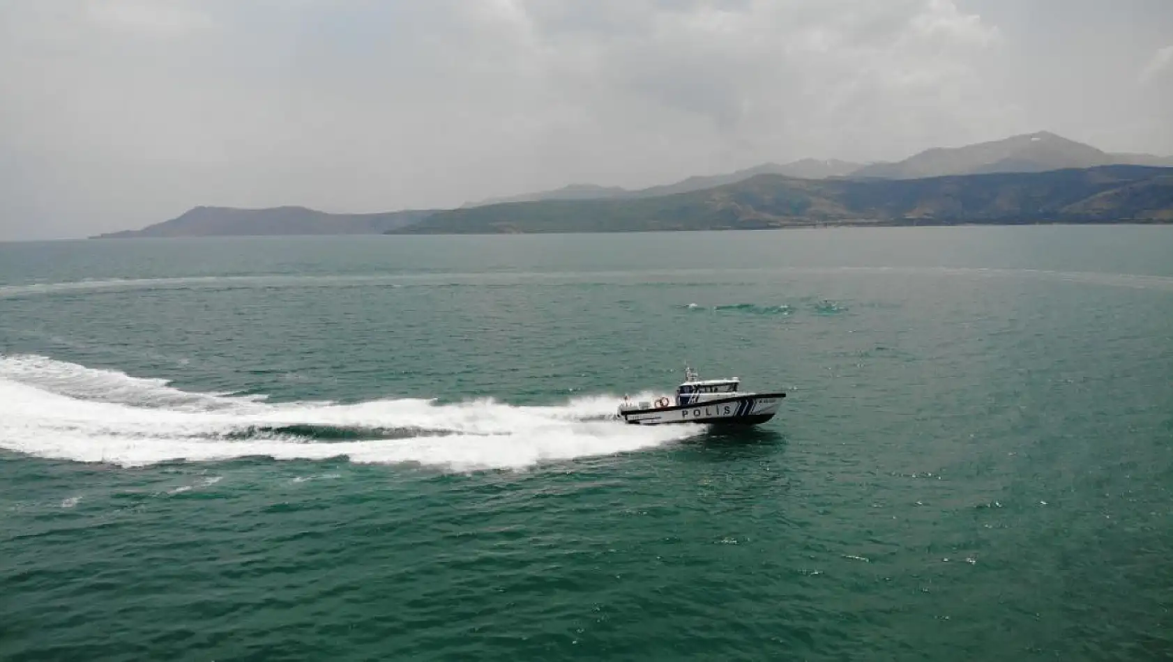 Polis botu Van Gölü'nde kaçak avlanmaya izin vermiyor