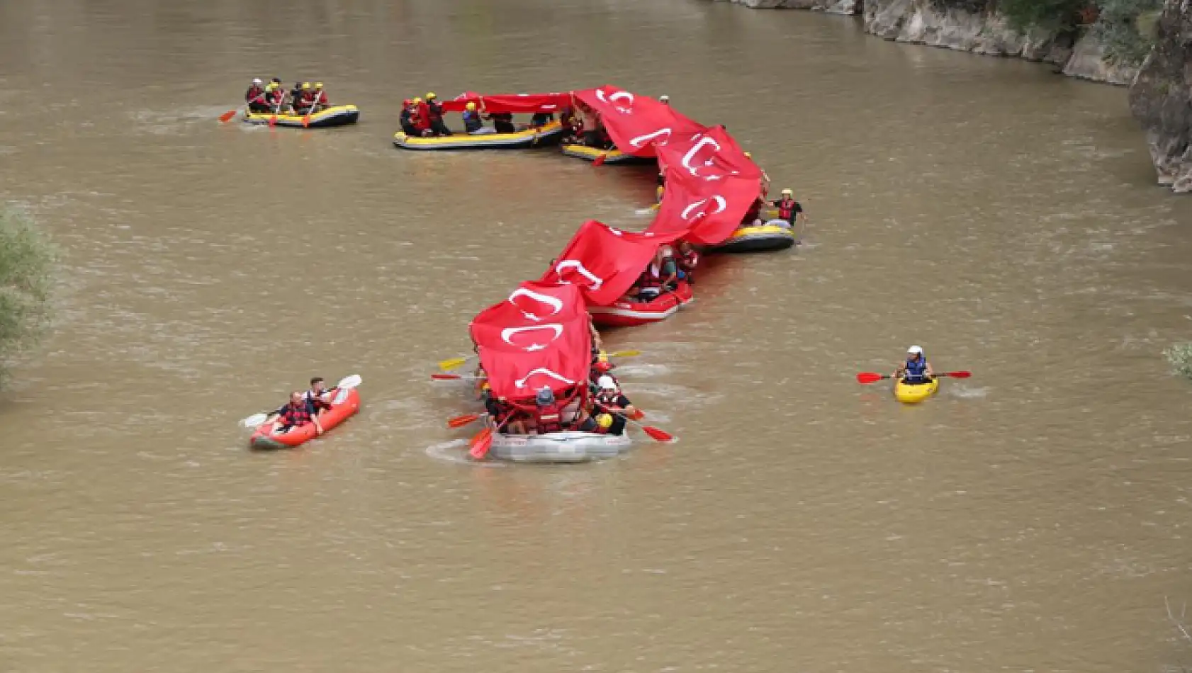 Rafting yapan gaziler Karasu Nehri'nde 50 metre uzunluğunda Türk bayrağı açtı