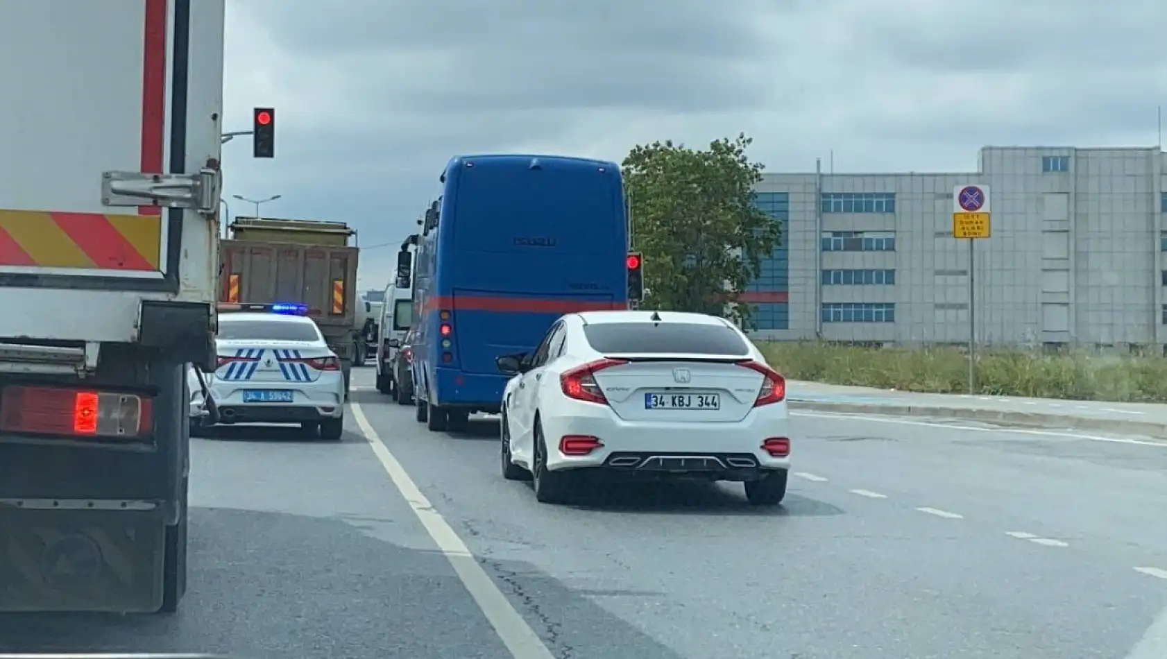 Seçil Erzan'ı duruşmaya götüren cezaevi aracı kaza yaptı