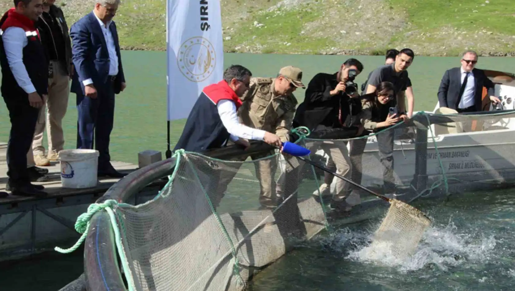 Şırnak'ta kafeslerden 30 ton balık hasat edildi