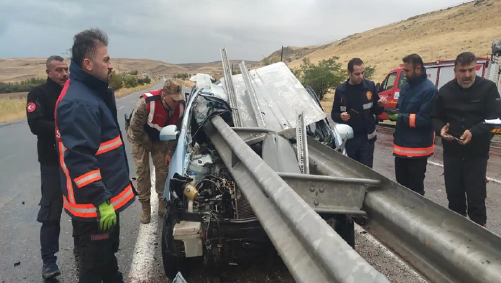 Sürücü, bariyere saplanan otomobilden sağ çıktı