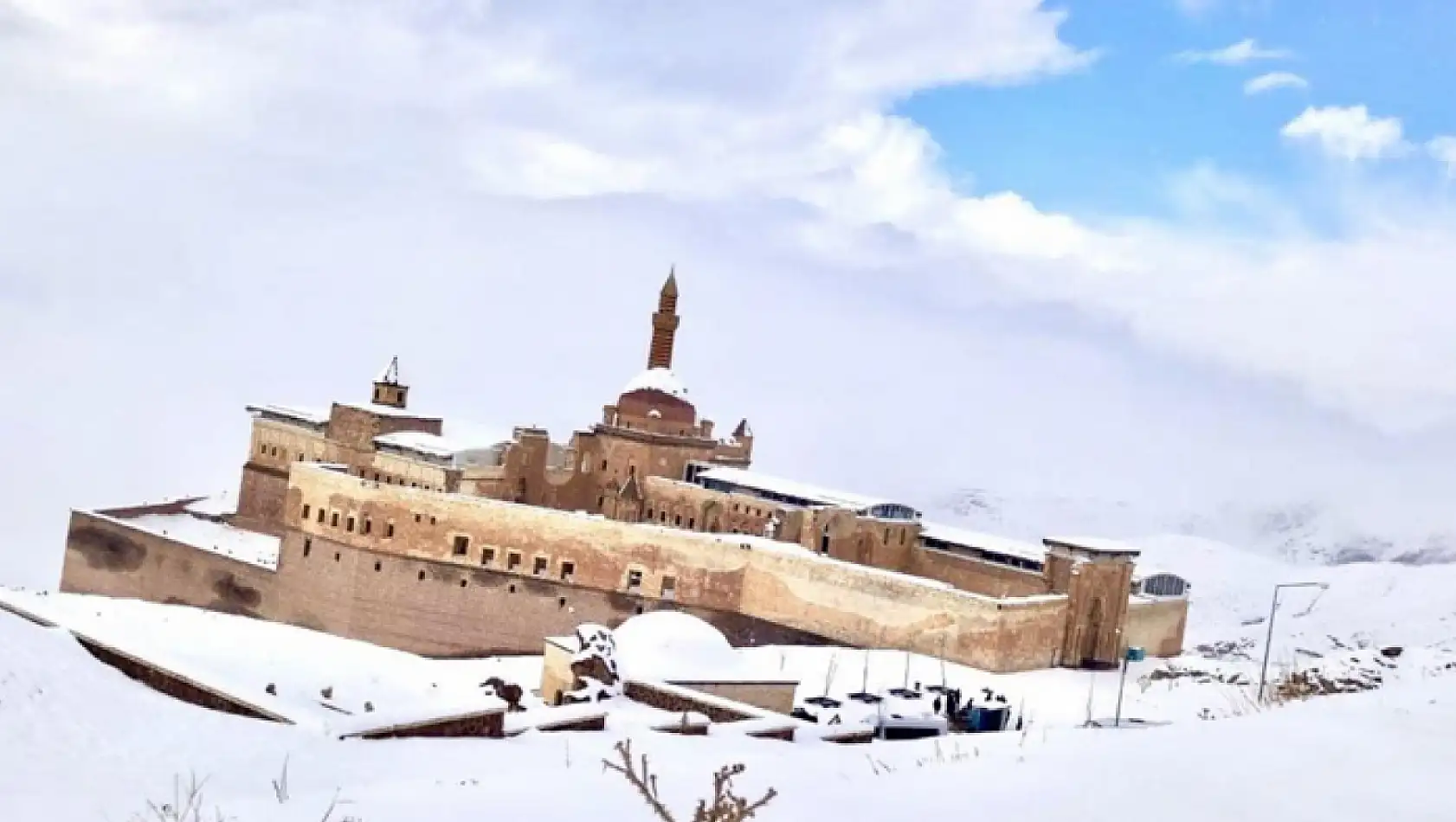 Tarihi saray beyaza büründü