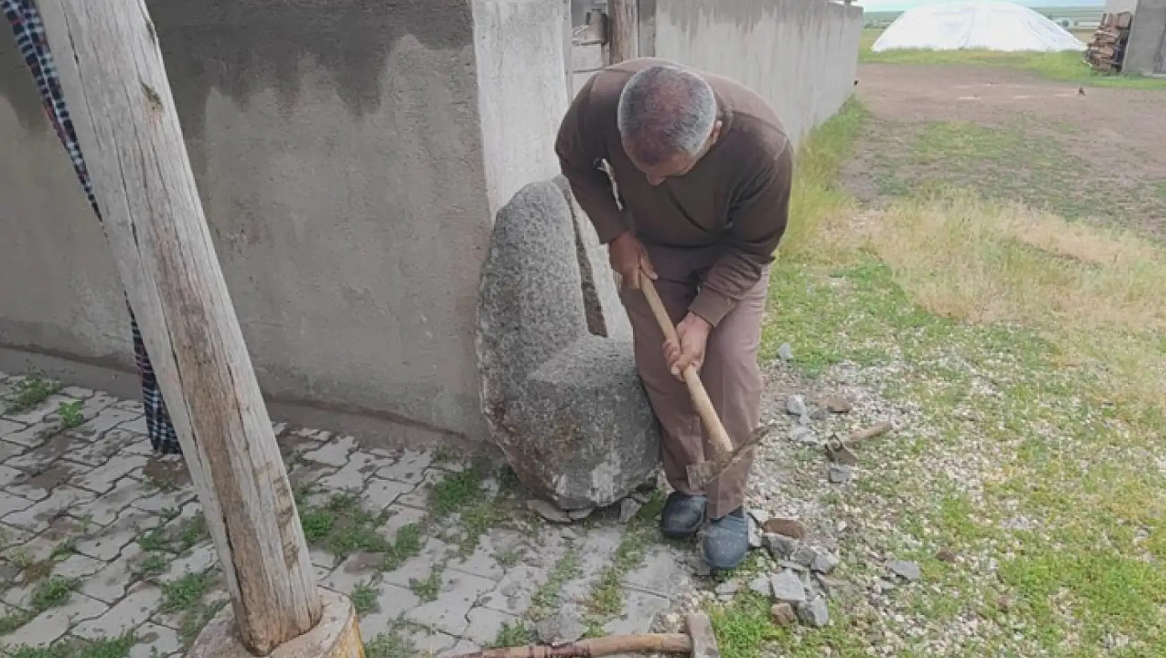 Taşlara şekil vererek sanat eserine dönüştürüyor