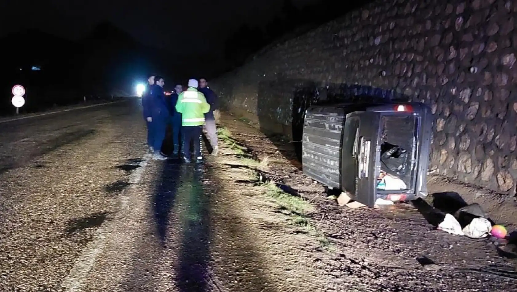 Ticari araç istinat duvarına çarptı: 4 yaralı