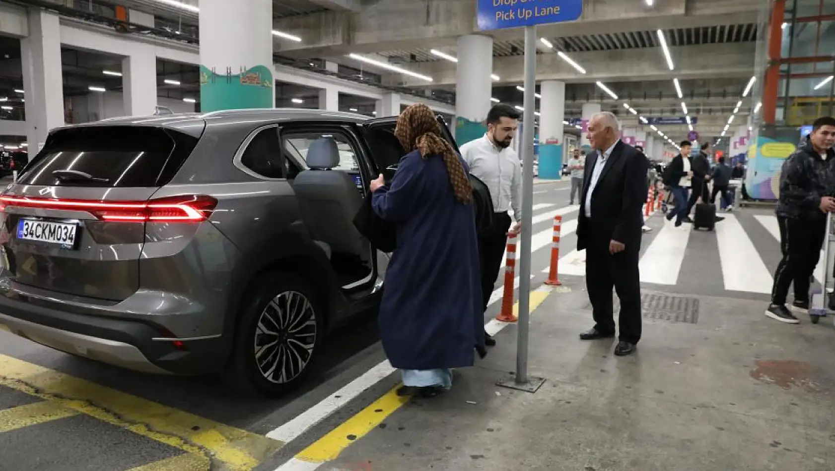 TOGG şehit ailelerine hizmet vermeye başladı! Vanlı şehit ailesi havalimanında karşılandı...