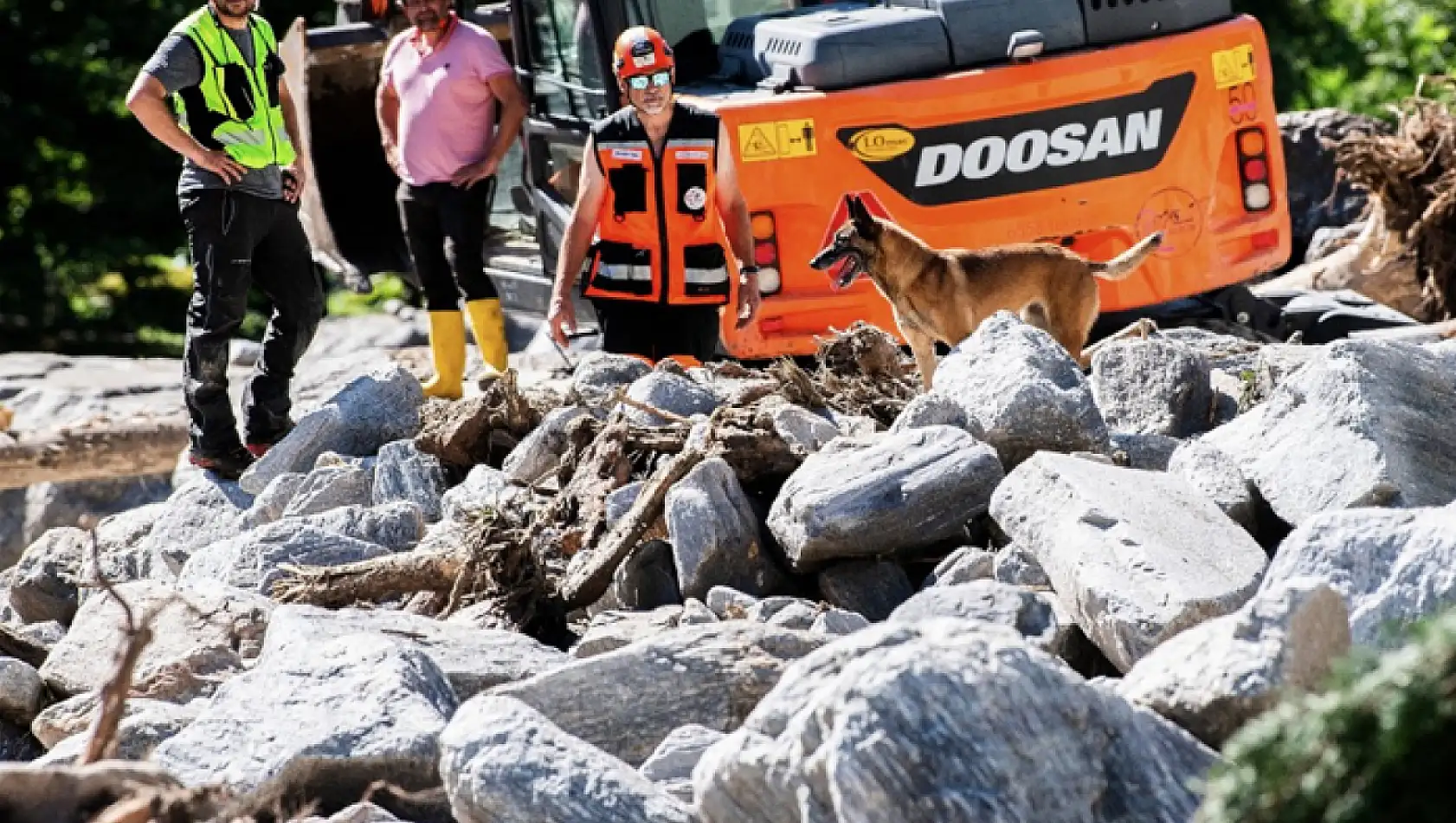 Toprak kaymasında 3 kişi kayboldu