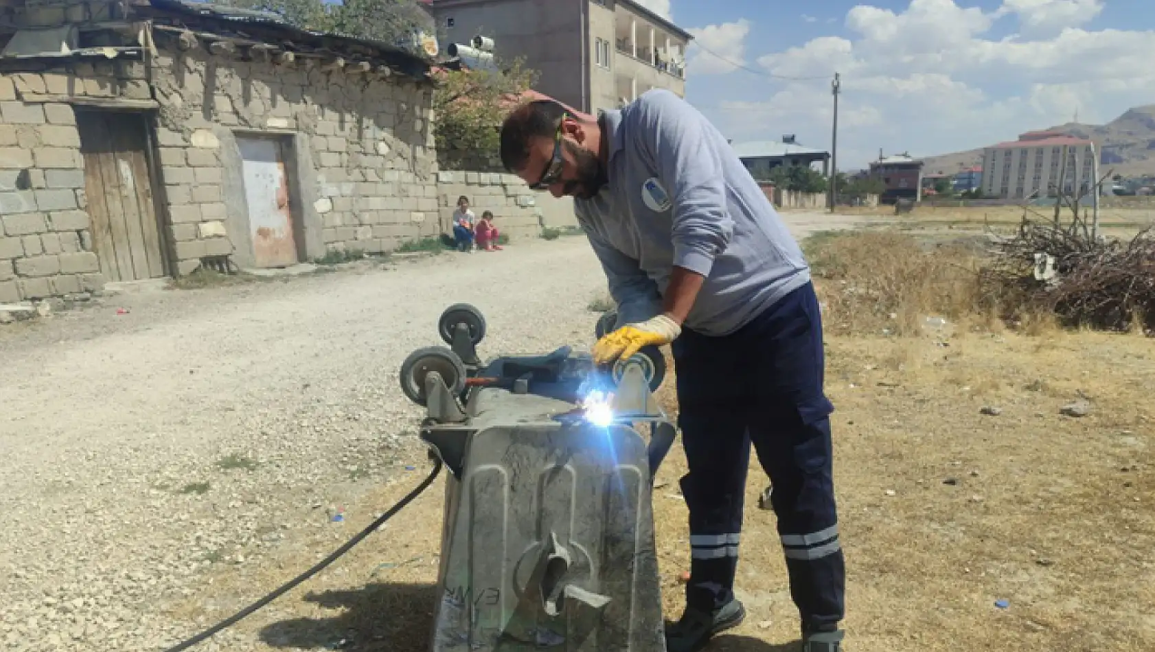 Tuşba Belediyesi, çöp konteynerlerinin bakımını gerçekleştiriyor