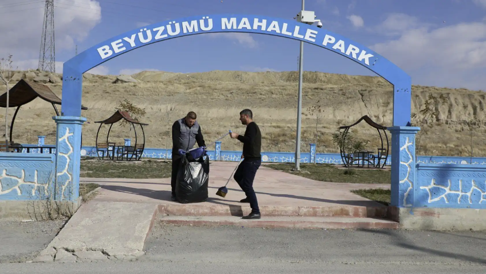 Tuşba'da parklar temizleniyor