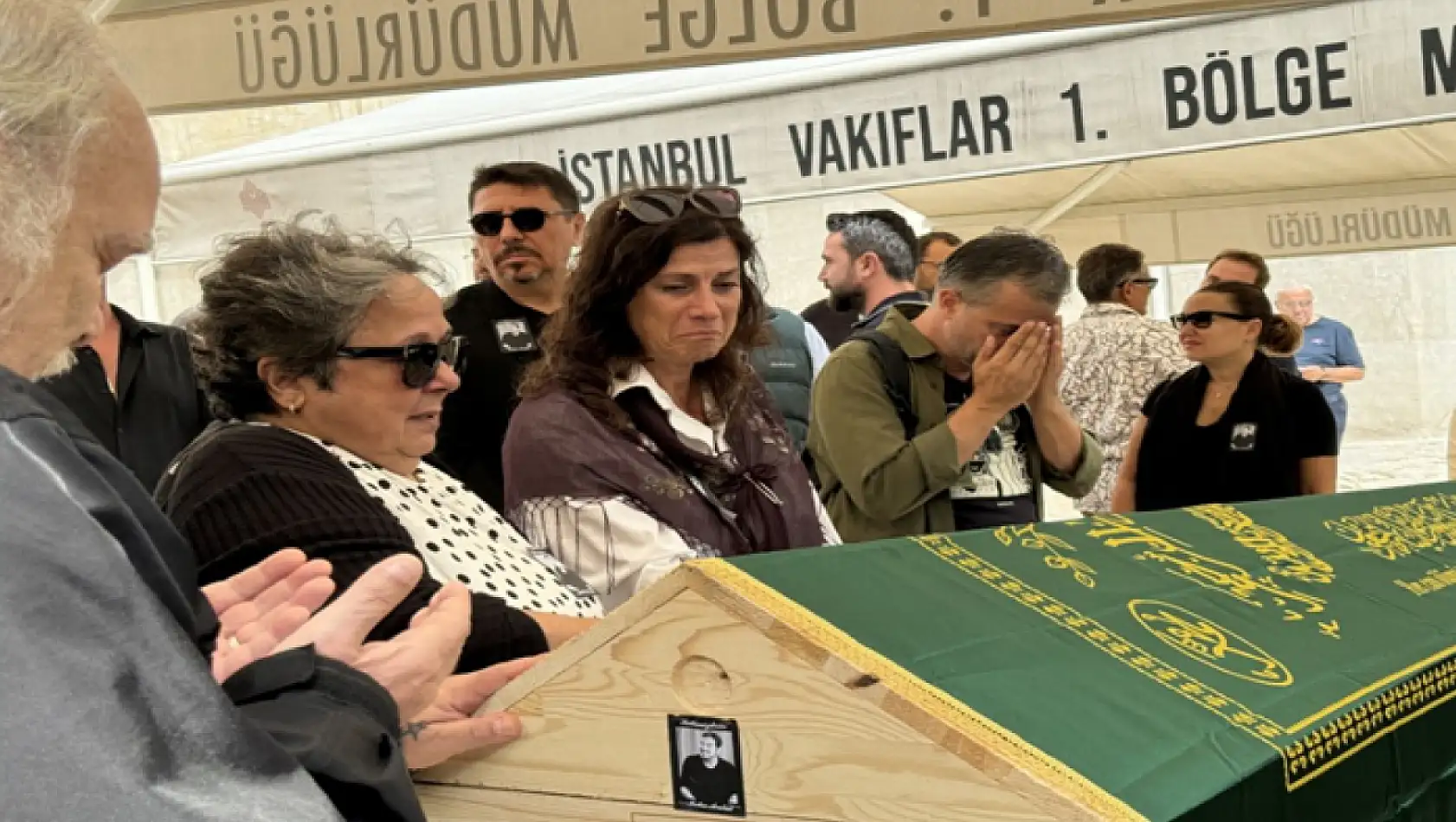 Ünlü sanatçı son yolculuğuna uğurlandı