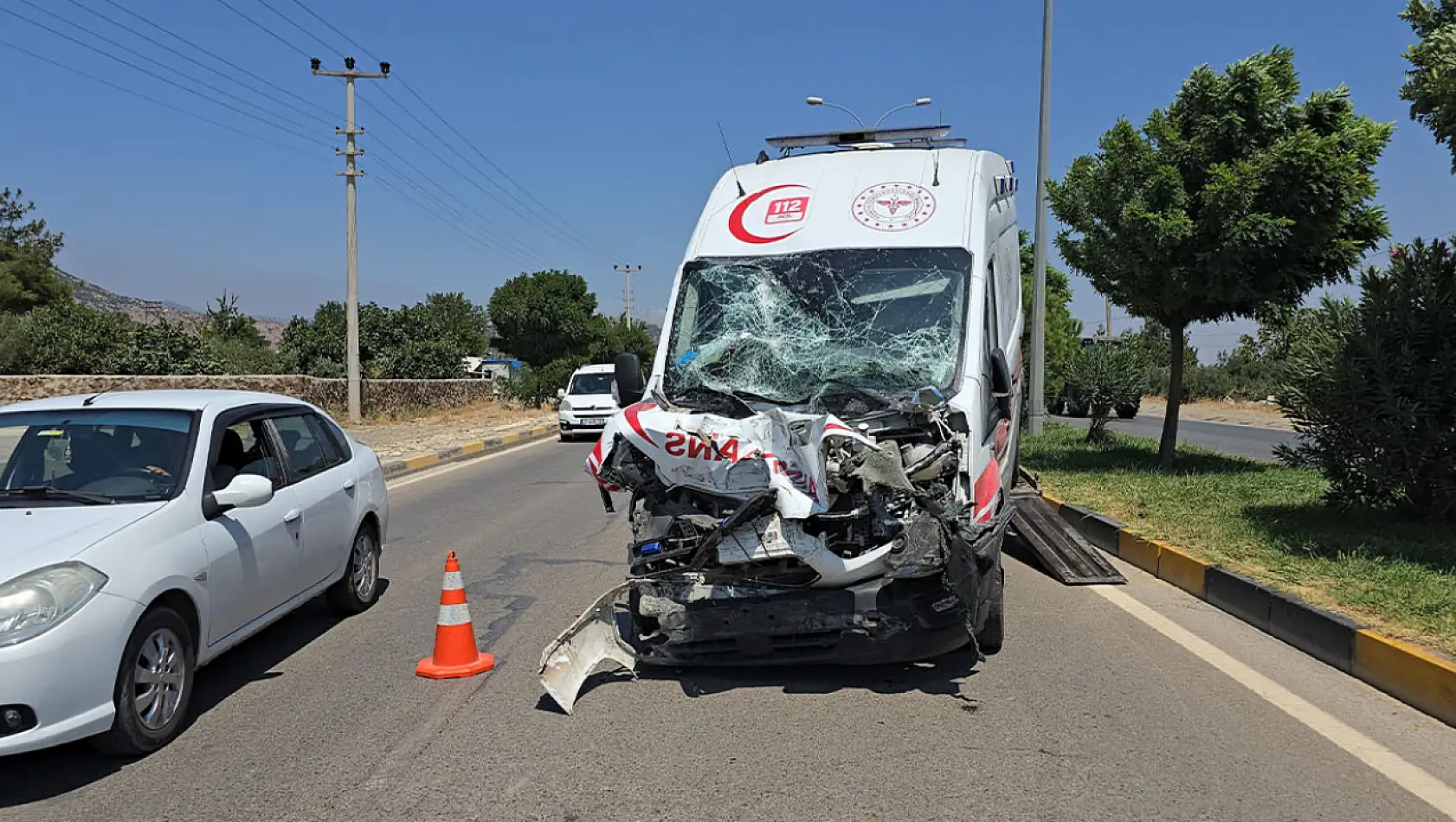 Vakadan dönen ambulans tankere çarptı: 3 sağlıkçı yaralı