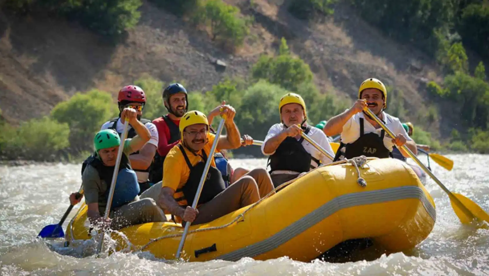 Vali Ali Çelik, Zap Suyu'nda gençlerle rafting yaptı