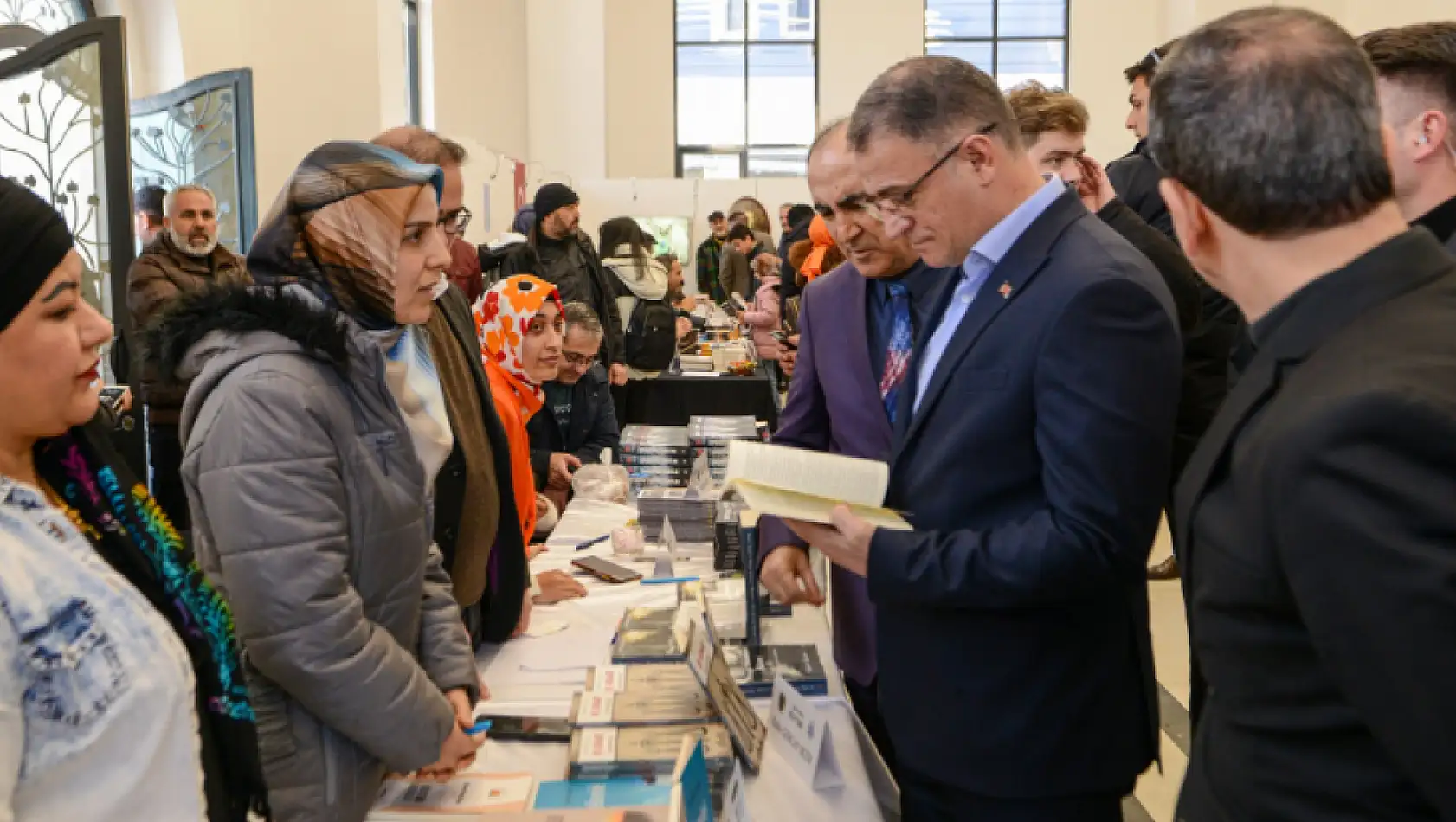 Vali Balcı'dan Van Yerel Kitap Fuarına Ziyaret