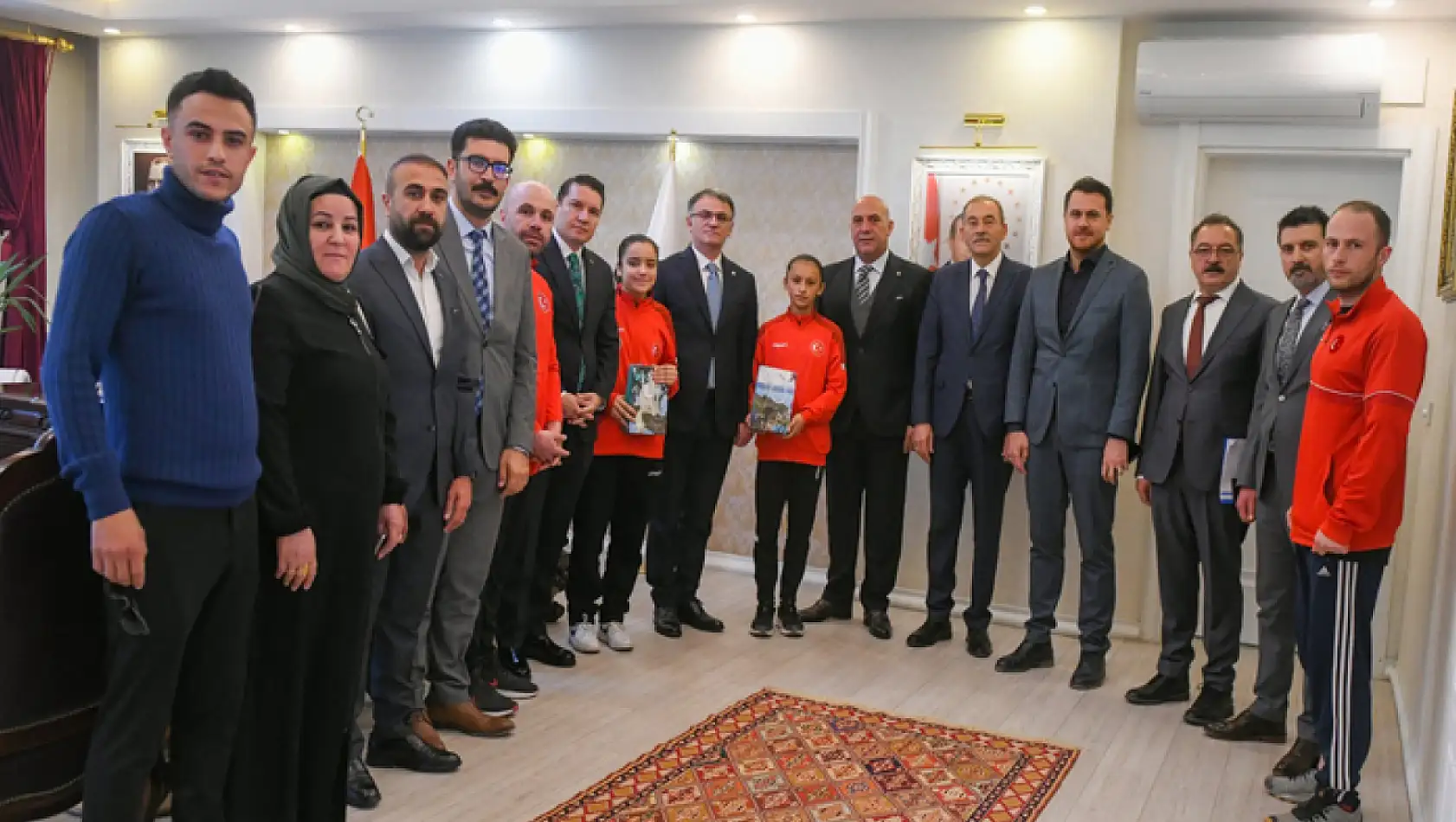Vali Balcı dünya şampiyonu kız sporcuları ödüllendirdi
