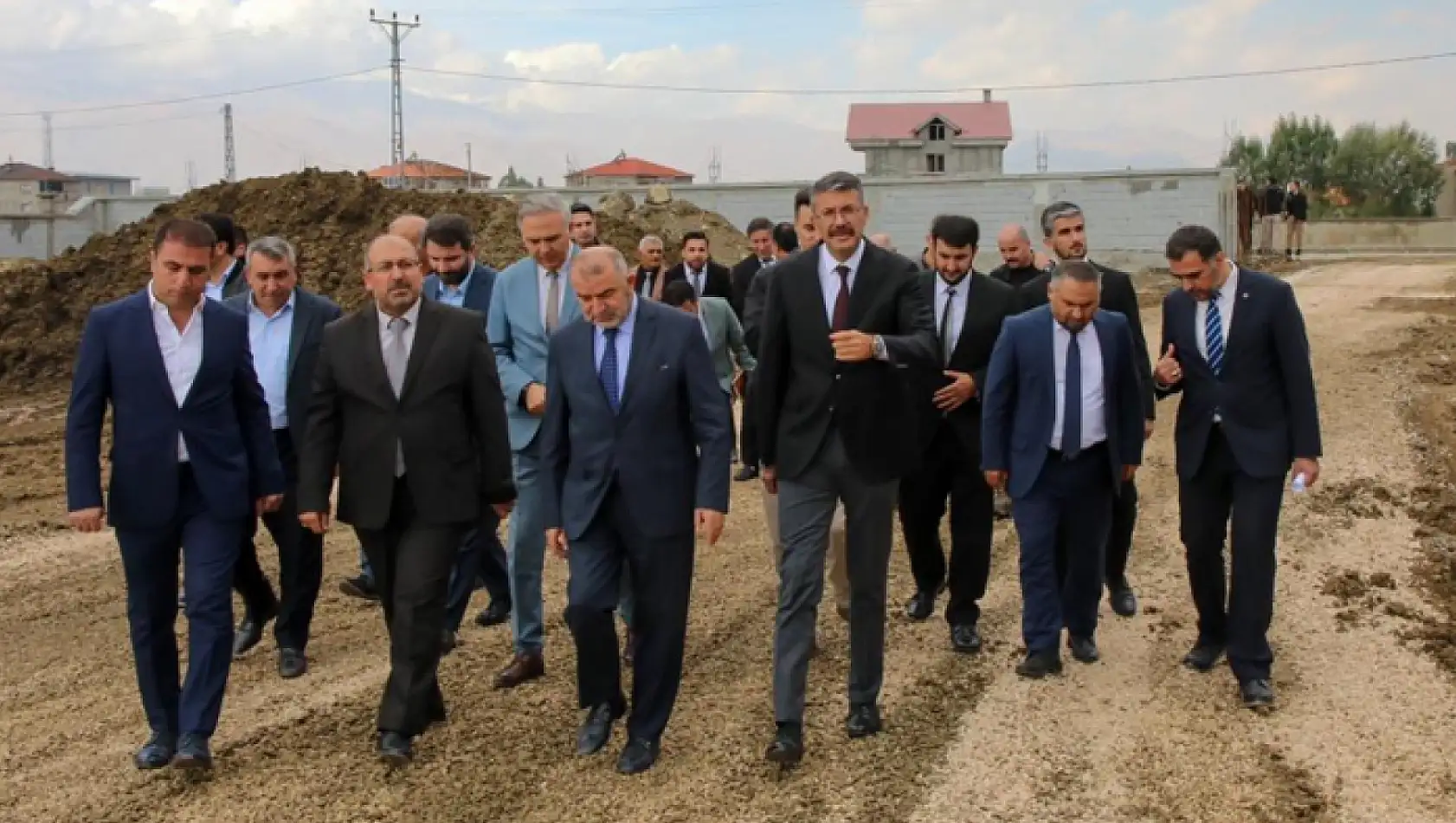 Vali Çelik ve Cumhurbaşkanı Başdanışmanı Kışla Yüksekova'da incelemelerde bulundu