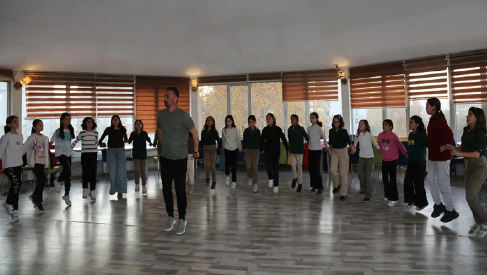 Van Büyükşehir Belediyesi halk oyunları kültürünü yaşatıyor