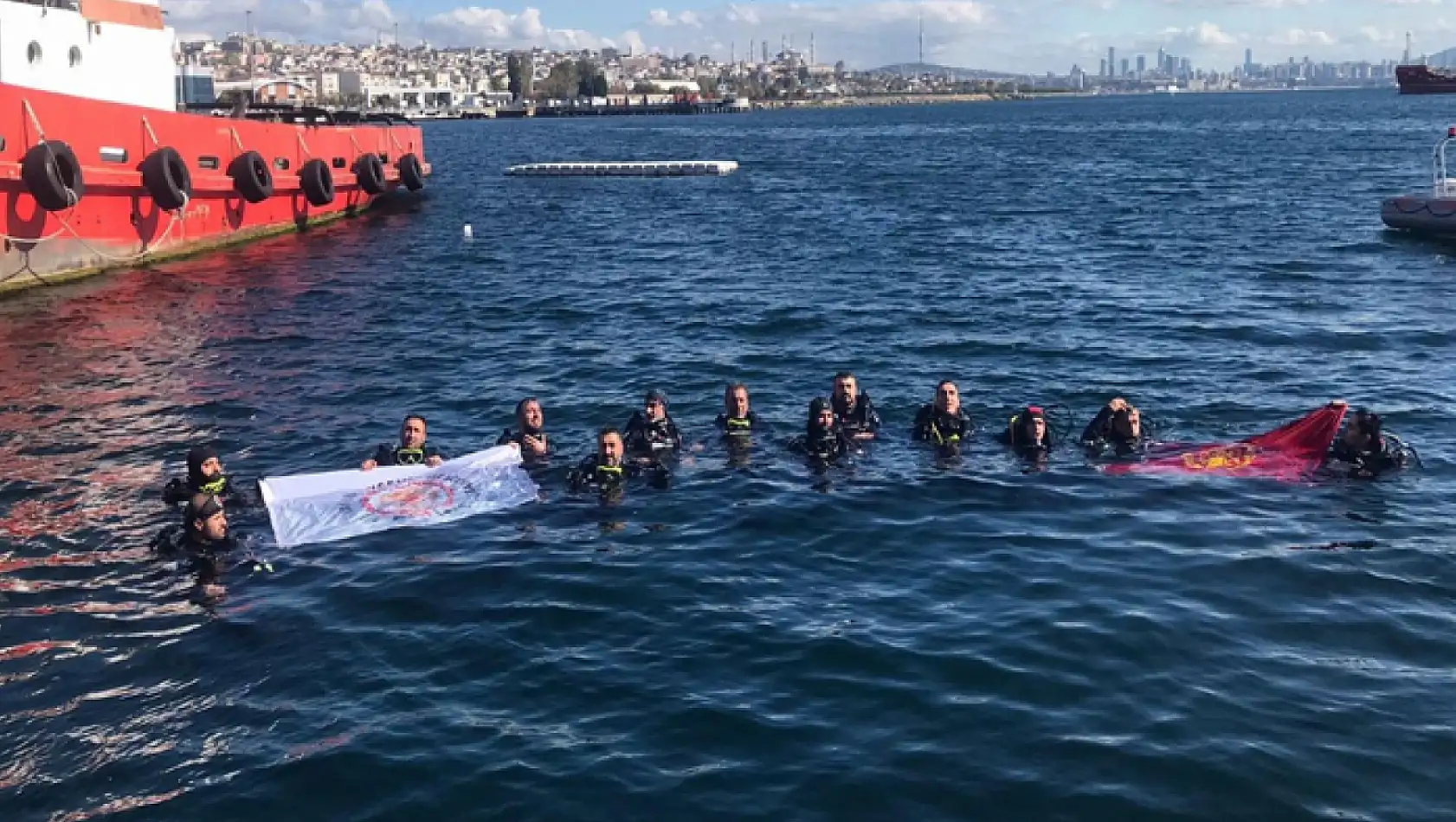 Van Büyükşehir İtfaiyesi İstanbul boğazının serin sularına daldı