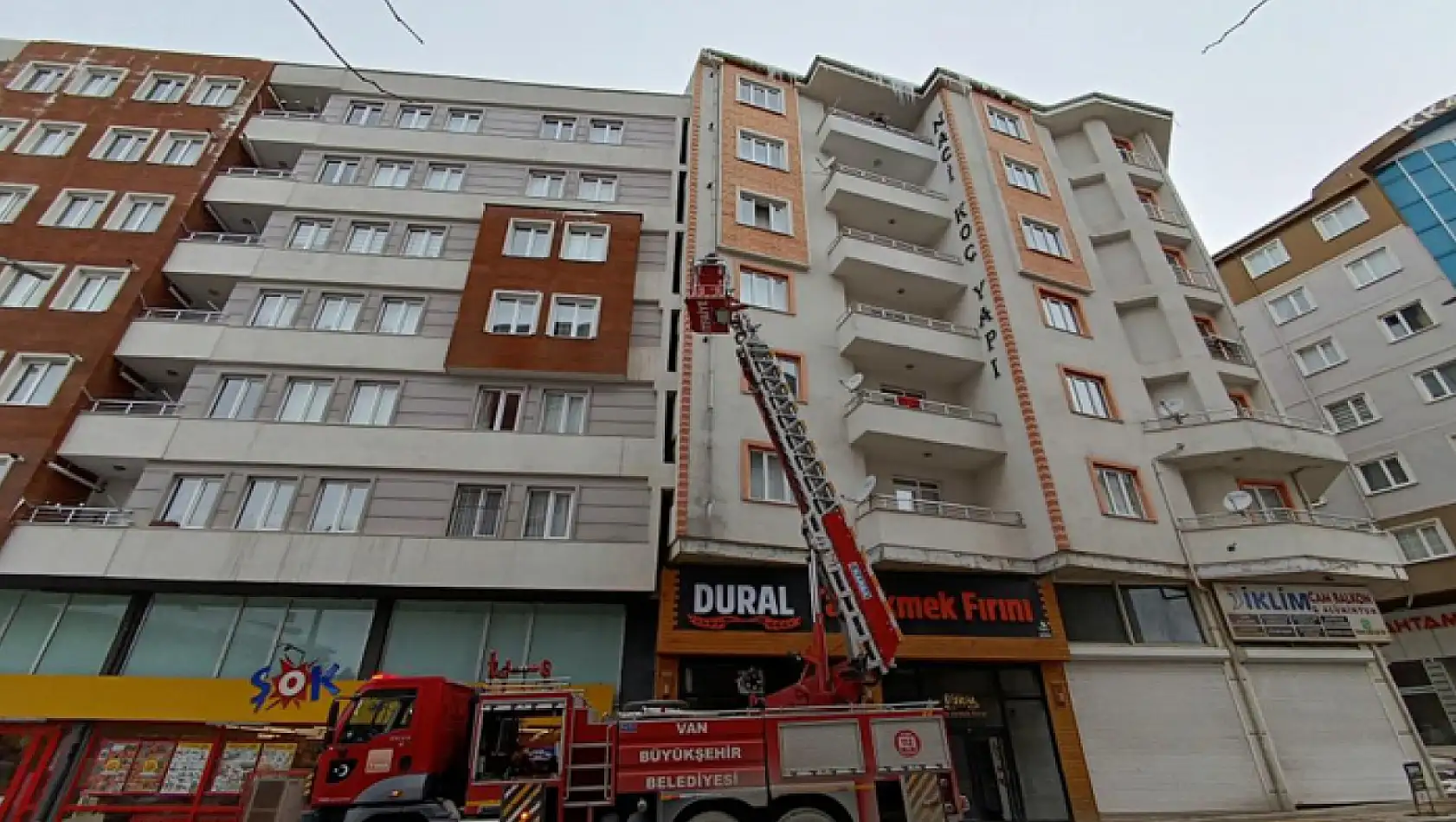 Van'da buz sarkıtları temizleniyor