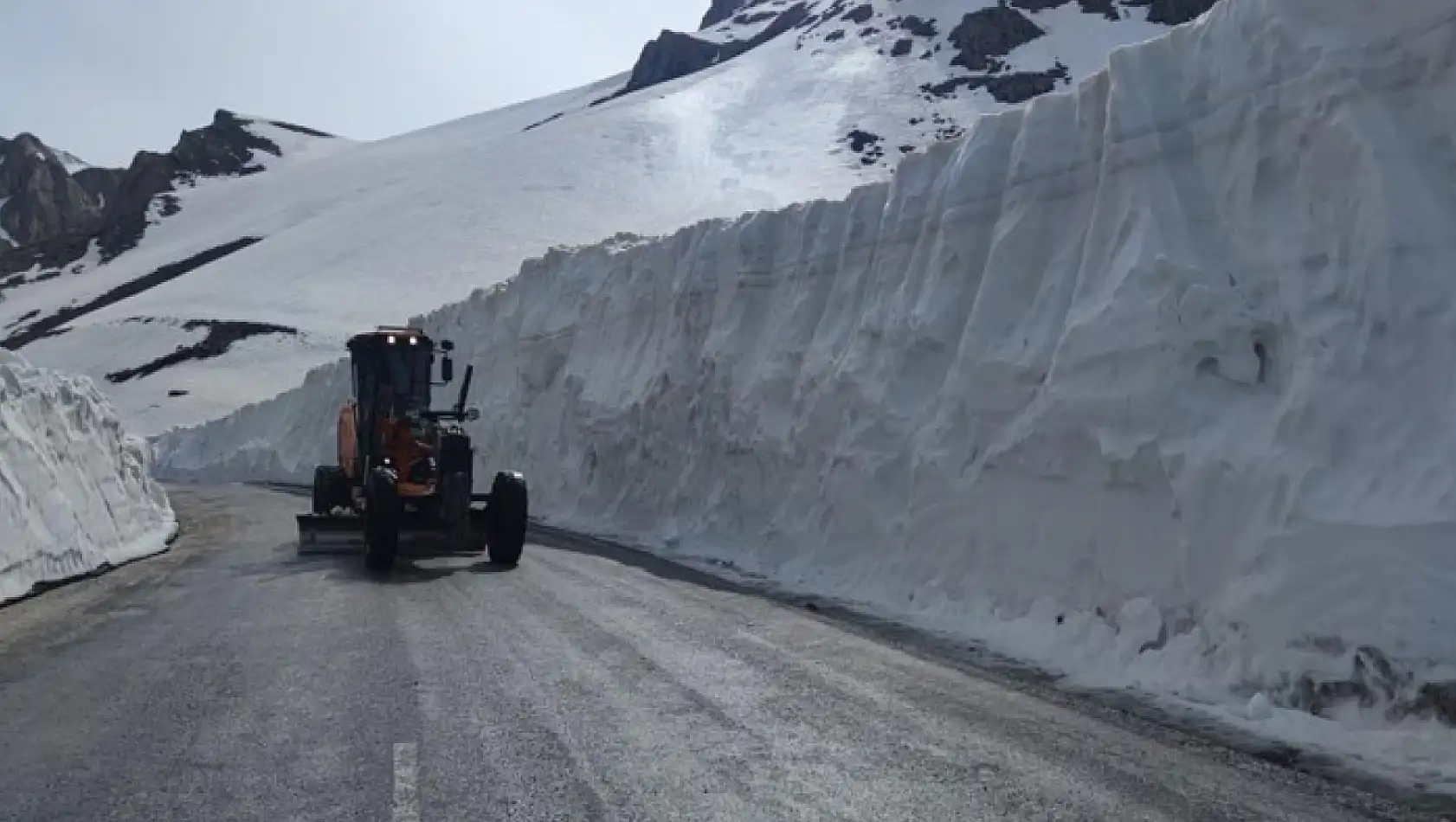 Van'da çığ altında kalan minibüs 4 ay sonra ortaya çıktı