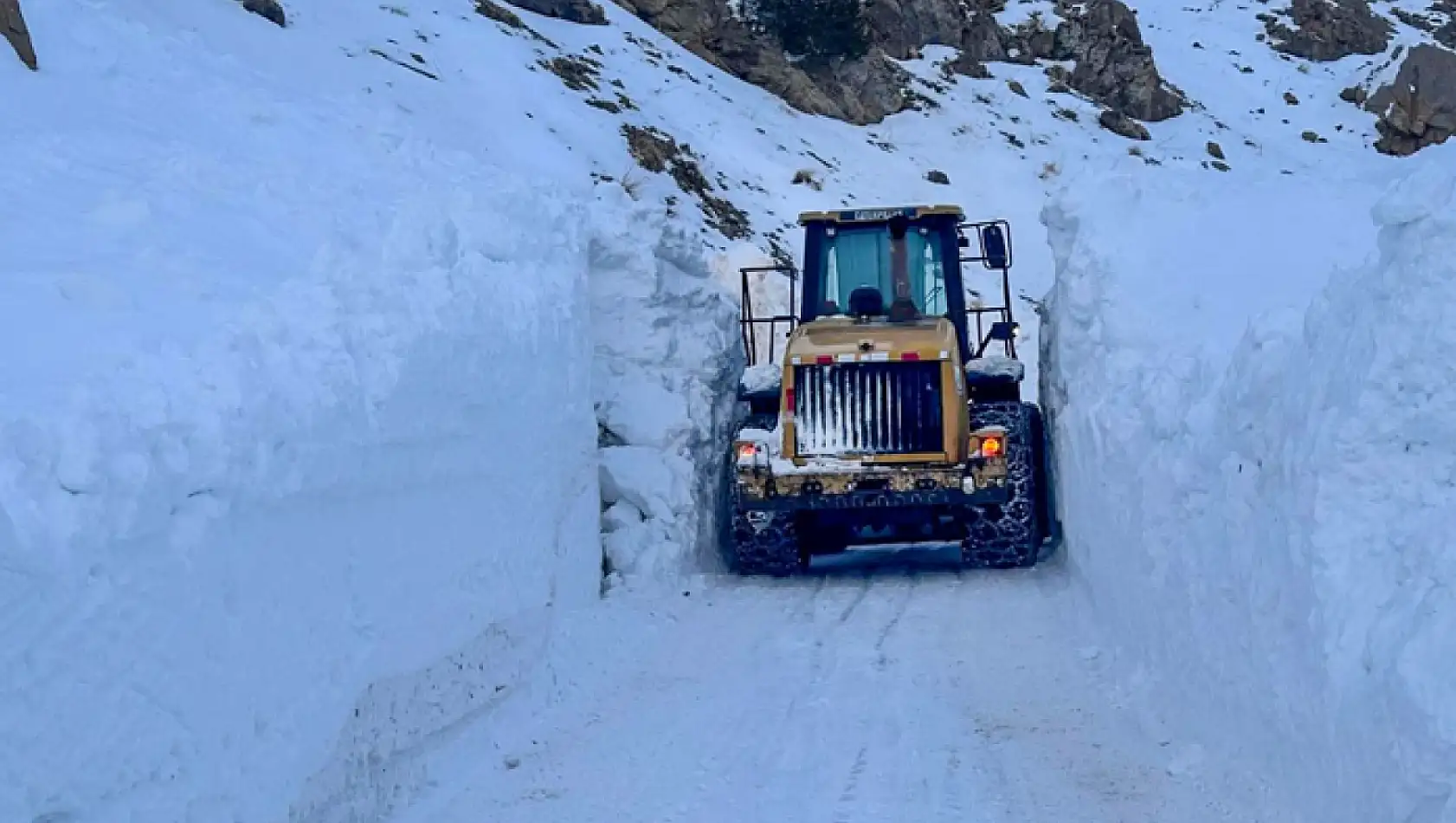 Van'da çığa rağmen hayat yolu açıldı