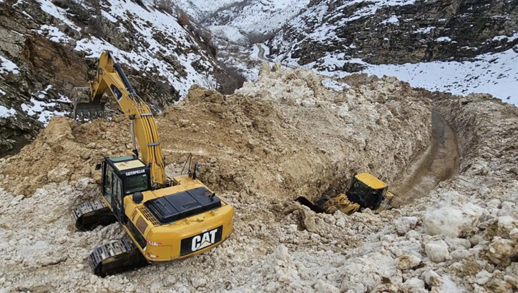 Van'da çığlar düşmeye devam ediyor