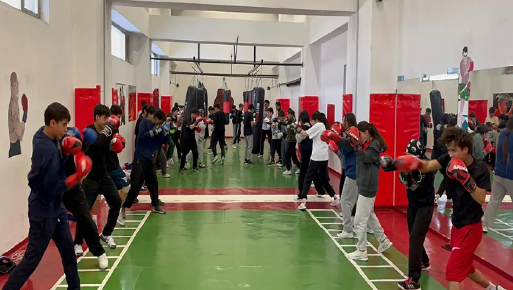 Van'da genç boksörler ringlere hazırlanıyor