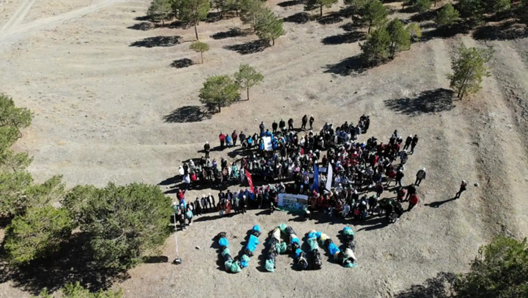 Van'da gençler ormanlık alanda temizlik yaptı